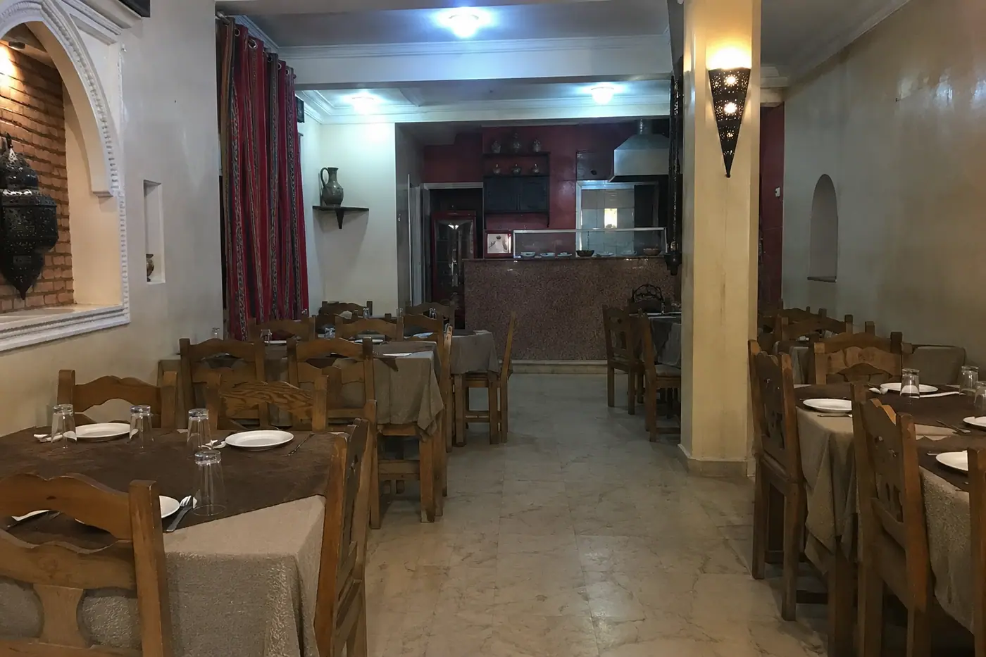 Salle de restaurant avant : éclairage plat, ambiance quelconque